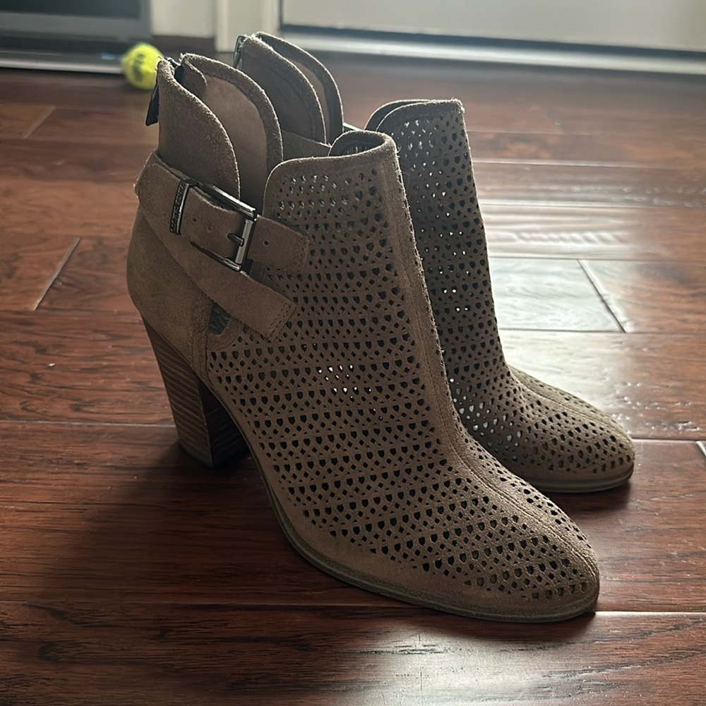 Vince Camuto Shoes Womens 8.5 Tan  Perforated Fanchon Suede Block Heel Boho Boot